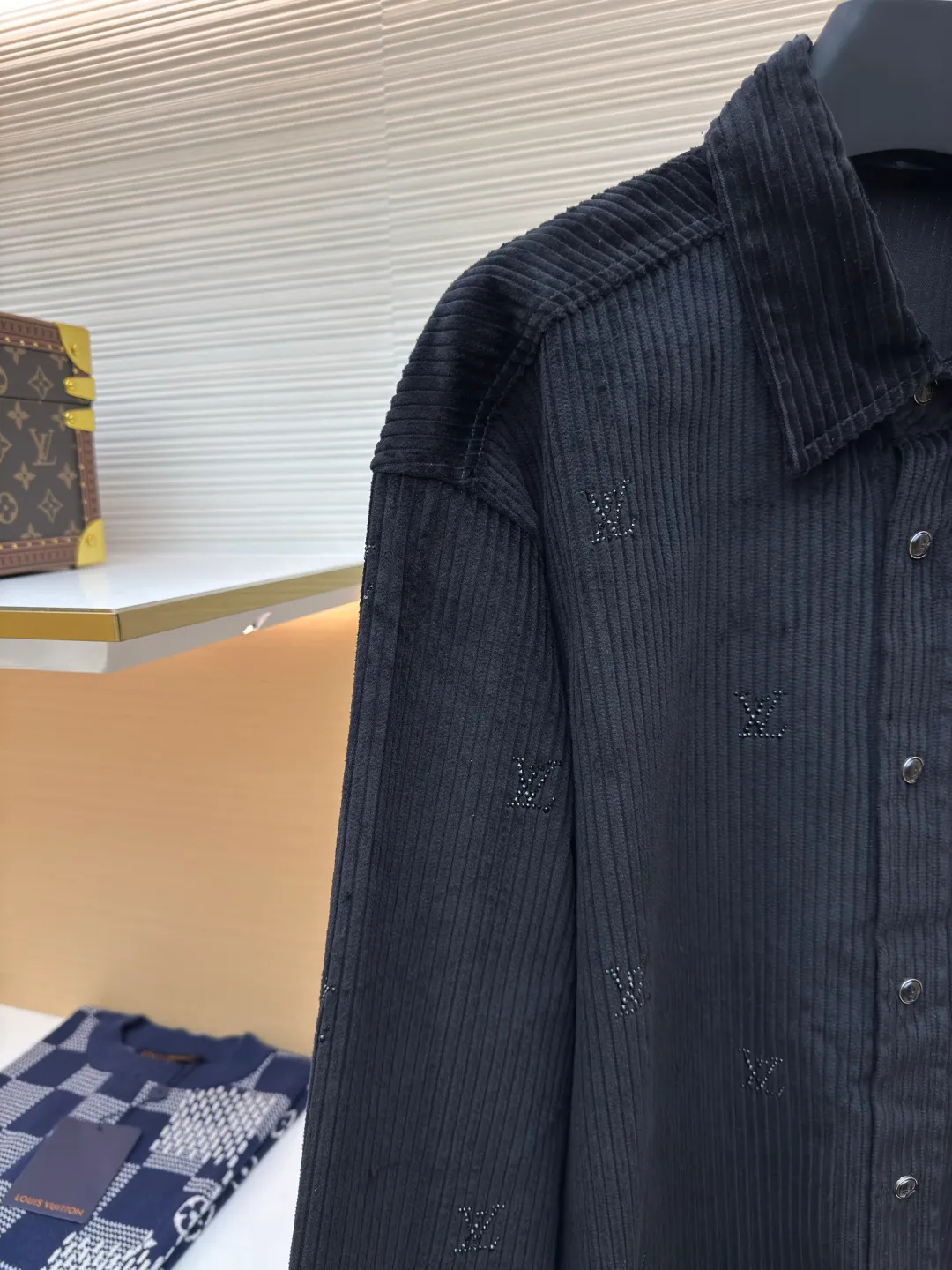 LOUIS VUITTON corduroy rhinestone shirt ●Authentic product: purchased and developed at 18700 ●Item number: 1680324-B70 ●Fabric: corduroy fabric ●Technology: rhinestone production ●Version: fitted version ●Weight: about 550 grams ●Size: XS-S-M-L ●Description: Made of non-elastic cotton corduroy fabric, one-inch 4-pit strips are fully matched to the width of the pattern, using fixed diamonds imported from the Middle East, scanning the Y-plate pattern to make the diamond support mold, hand-brushing two diamond combinations of 2 and 3 lithium, multiple pattern making to determine the temperature and time of the hot diamond to ensure the washing fastness of the finished product, large-size ironing table, the front and back of the entire cut piece are pressed once, the mold is opened to customize the aluminum alloy five-claw four-close buckle, and the resin pattern flat bottom buckle is inlaid. The overall wiring is straight and delicate, the fabric is comfortable and soft, and the color is consistent without color difference. It can be matched with the same style to create a fashionable look and control various occasions. Customized accessories, complete with three standards, same style for men and women!